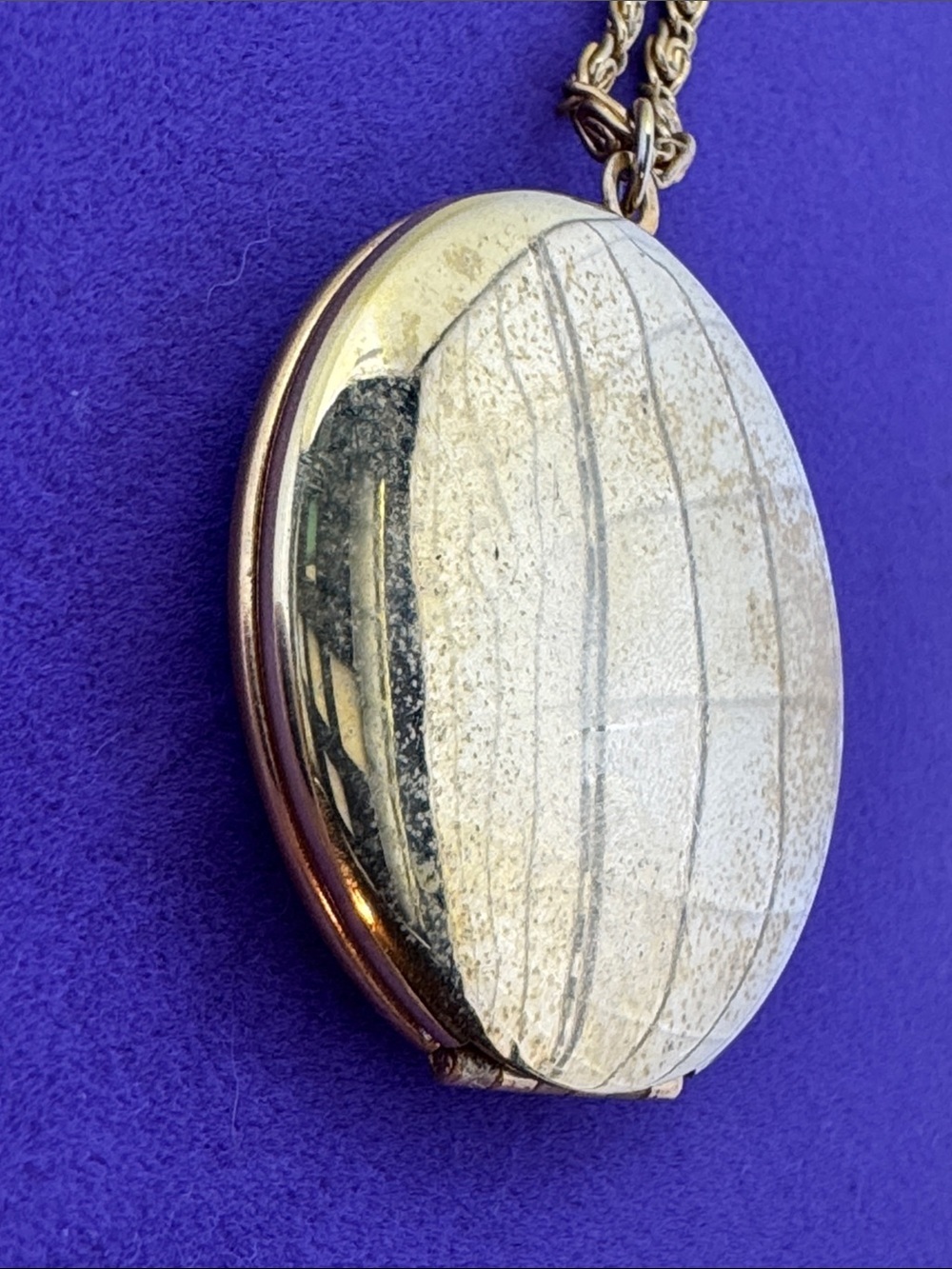 💛 Vintage Gold Plated Floral Engraved Round Locket Necklace | Botanical Romance - Picture 4 of 7